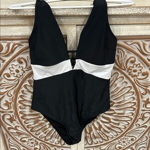 NWT CUPSHE Black and White V-Neck One-Piece Swimsuit